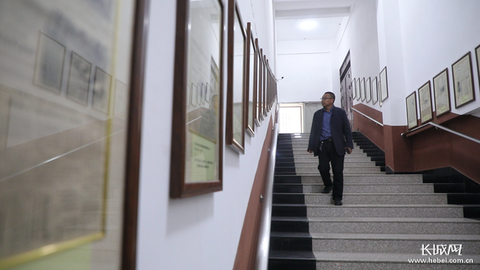 李晓辉收集了1000多张关于五勇士报道的旧报纸。长城网记者 张登峰摄