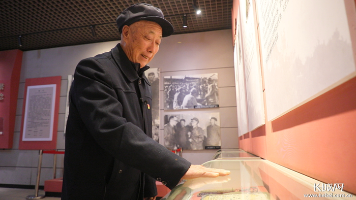 杨成海在陈列馆观看勇士遗物。长城网记者 张登峰摄