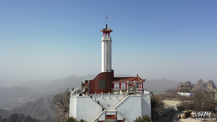 狼牙山五勇士纪念塔矗立在山峰之巅。长城网记者 张登峰 摄