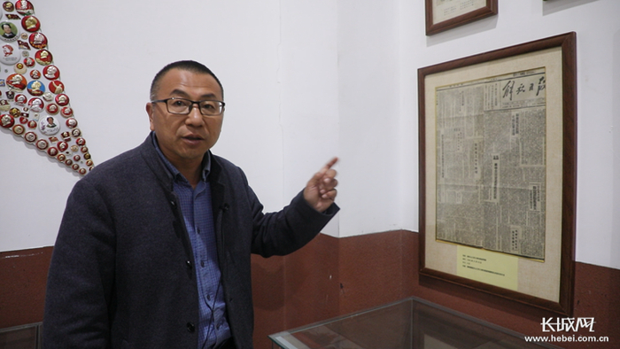 李晓辉讲述收集旧报纸的过程。长城网记者 张登峰摄