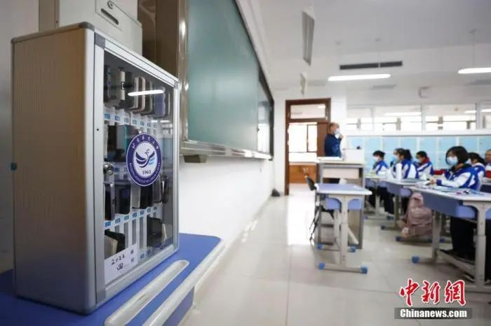资料图：北京丰台二中高二四班内的手机保管箱。中新社记者 富田 摄