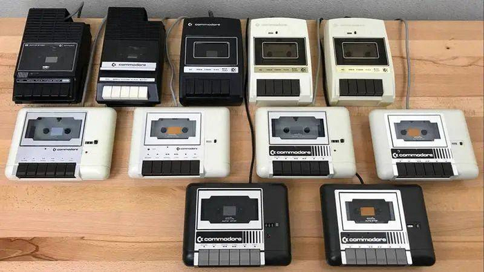 各种实式样的C2N磁带播放机