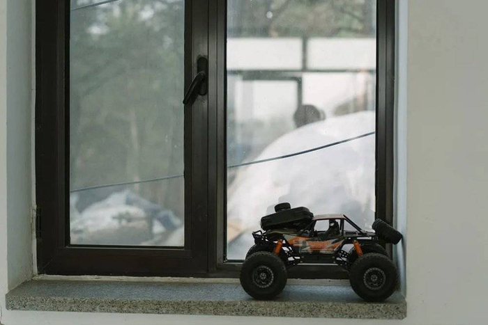 外孙的玩具车 ©朱英豪 摄