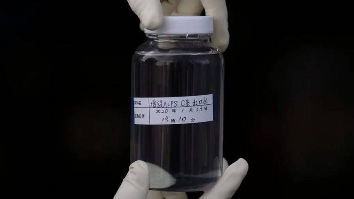 装有处理过的核废水的瓶子