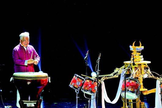 民族音乐演奏家方锦龙（左）与排鼓机器人“开阳”在“弦外之音——听见未来”创意音乐会上合作表演（4月10日摄）新华社记者 鞠焕宗摄