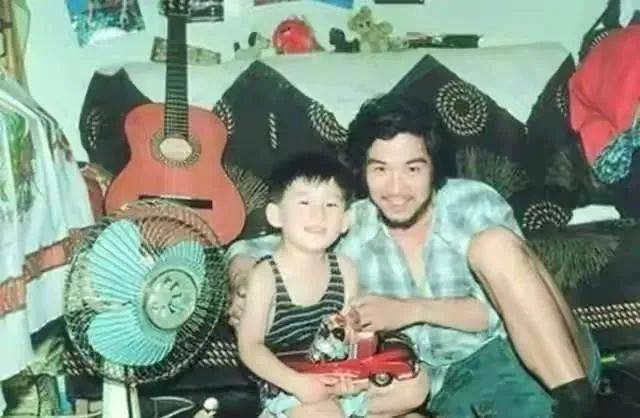 < 张国立和儿时张默 >