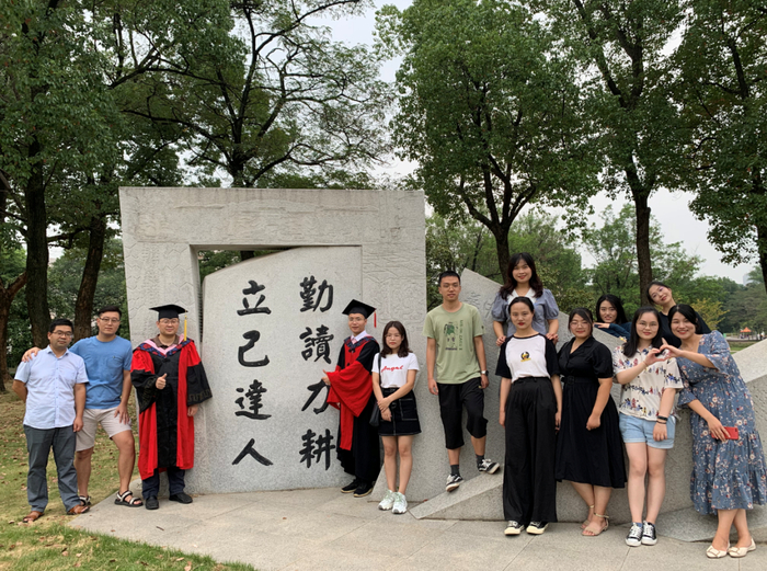 ▲颜廷武与学生合影 （张丰翼 供图）