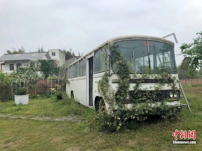 阿满买回来的废弃大巴。尧欣雨 摄