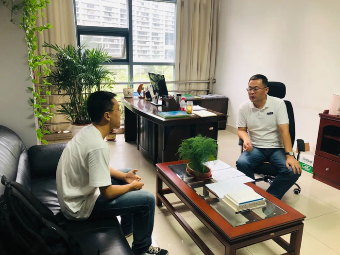 ▲颜廷武与2020级硕士研究生郅建功交流（郅建功 供图）