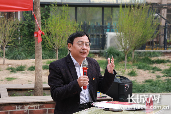 “桃城名嘴”井朝顺为社区居民讲述革命故事。啜瑞琪 摄