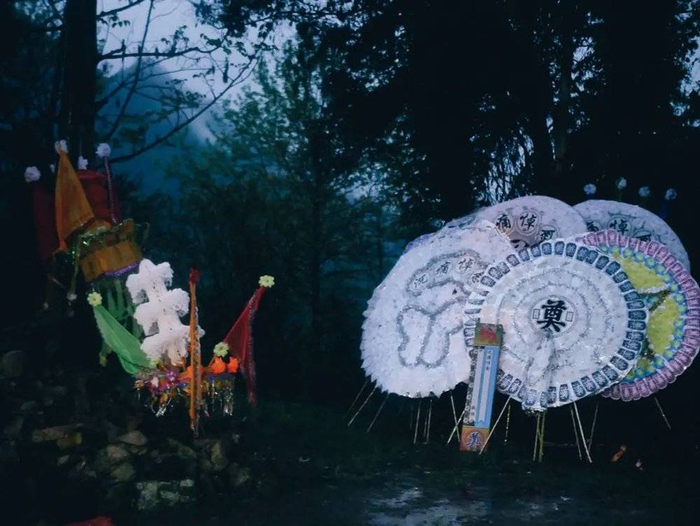 路口的花圈和祭祀物品。