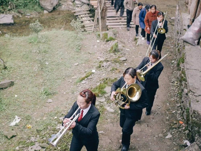 乐队正在进场。