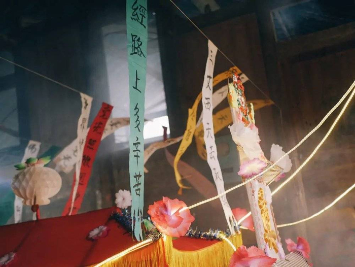 棺木上有很多不同颜色的条幅。