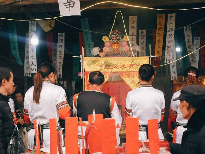 传统丧葬乐器花锣鼓正在演奏，近几年他们也开始统一服装了。