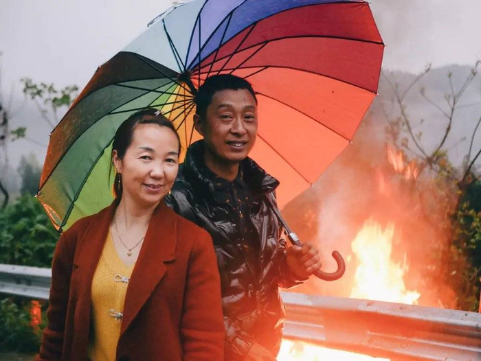 小号手林贵菊和一位送葬的男人。