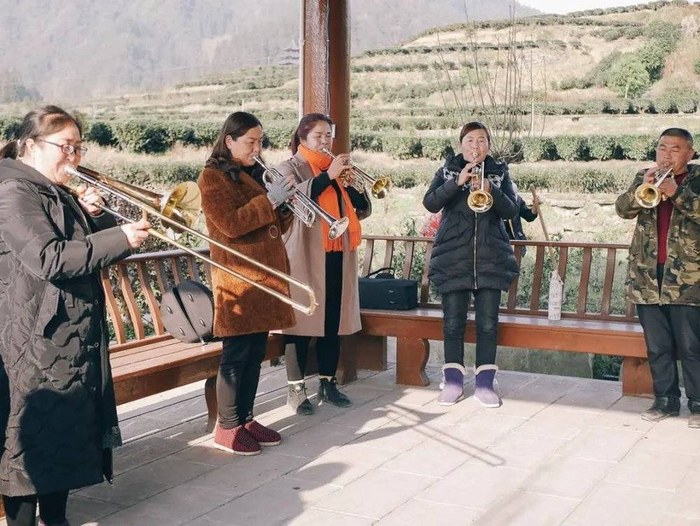 村里的乐手们正在练习。