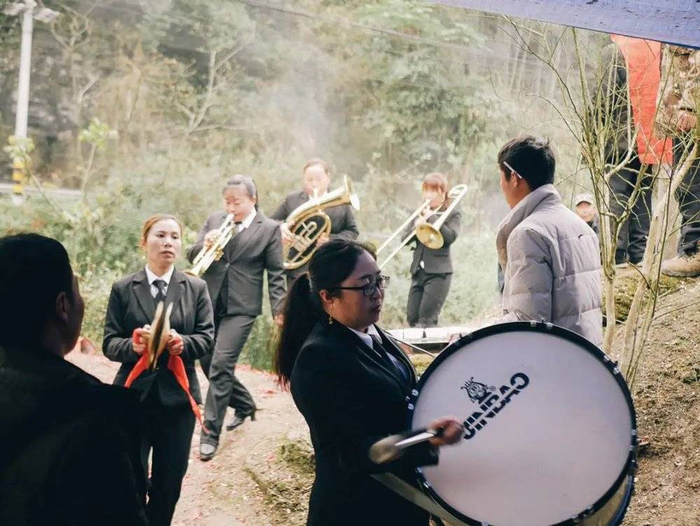 正在进场的乐手。