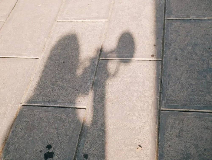 在亭子练习的乐手。