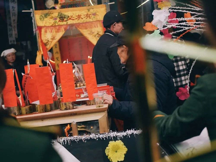 去年冬天一位老人去世了，乐手们在他的葬礼上演奏。