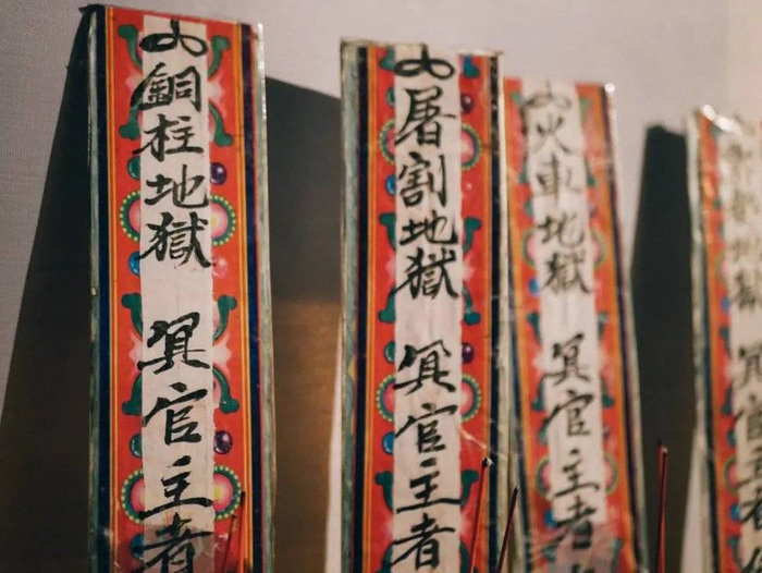 棺木旁边的排位。