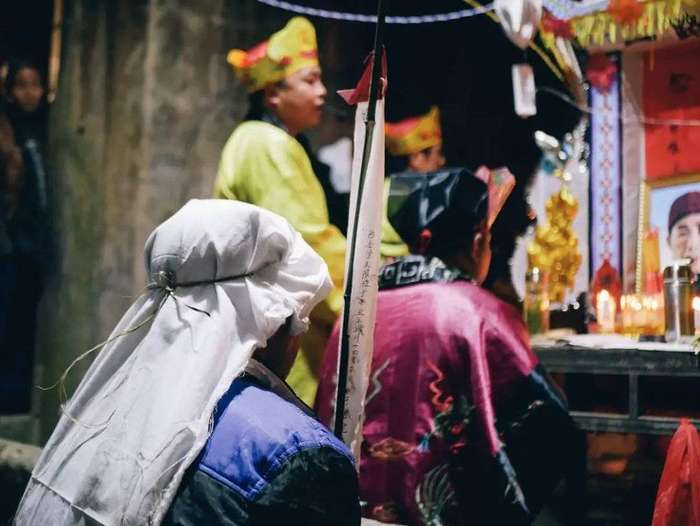 孝子跟随主道士跪在最前面。