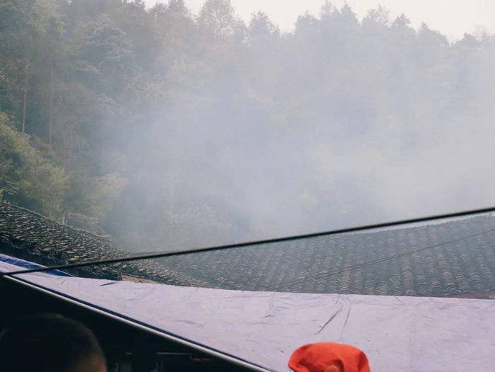 炮火和烧纸钱的青烟穿过灵堂，穿过瓦片，穿过青山。