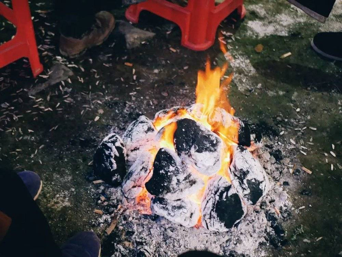 天气很冷，主人家弄来一些碳、煤，给前来吊唁的人取暖。