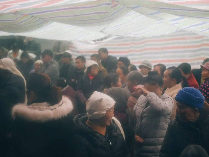 参加葬礼的人们。