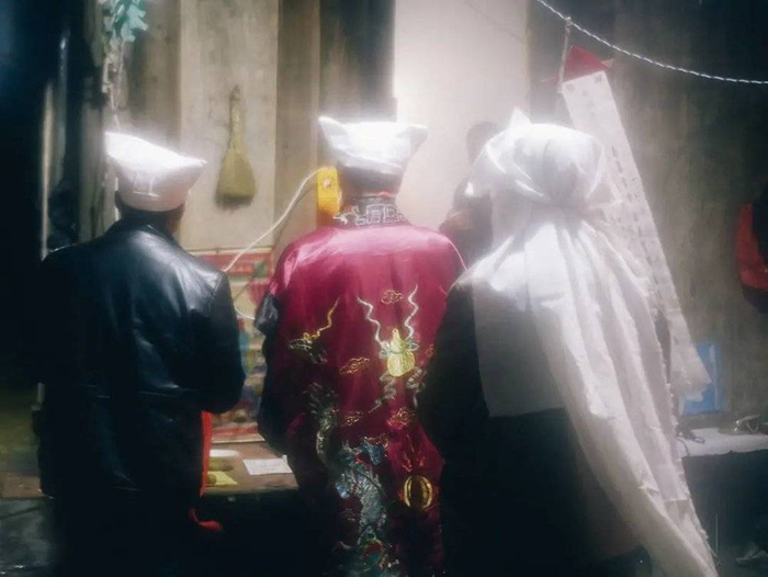道士先生和孝子在一起做一些仪式。