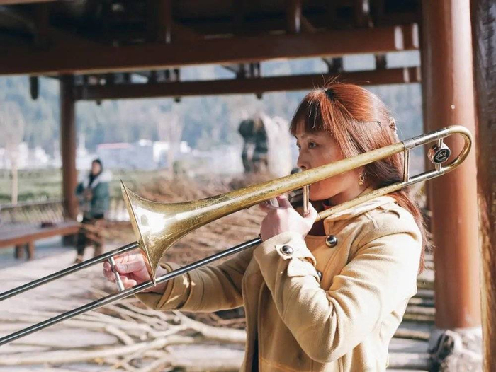 林冬，我的姨孃，正在亭子里练习吹长号。