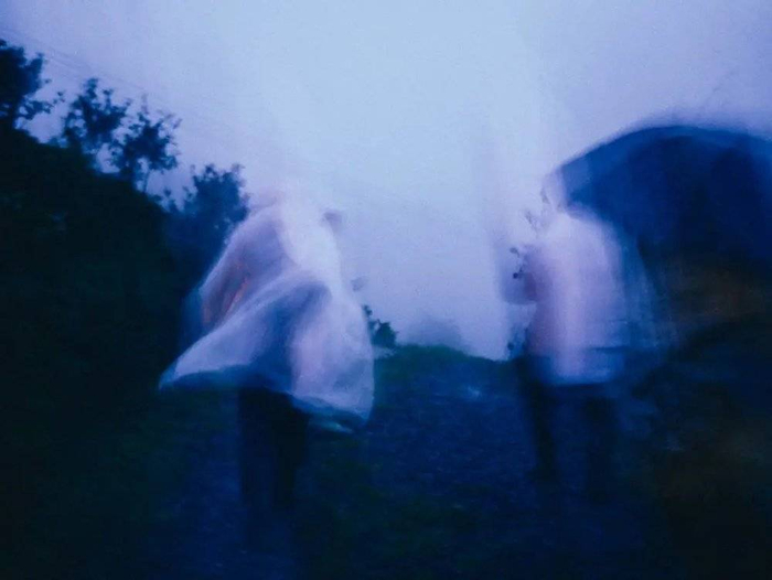 走在最前面的送葬的人。