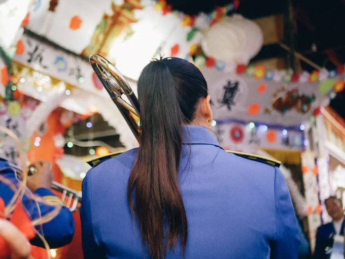 也有乐手穿着蓝色的制服，不过她们不是我们村的人。