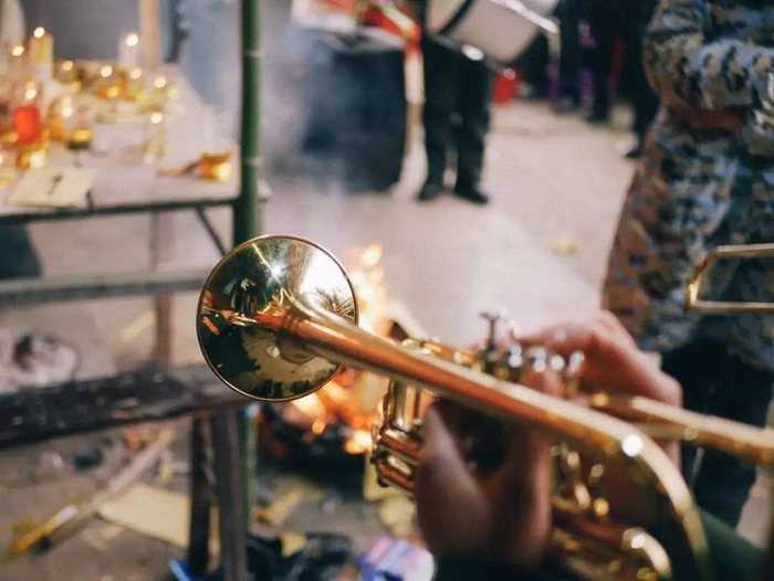 在灵堂旁边演奏的小号手。