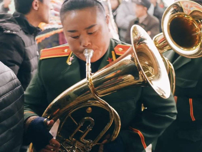 正在演奏的中号手。