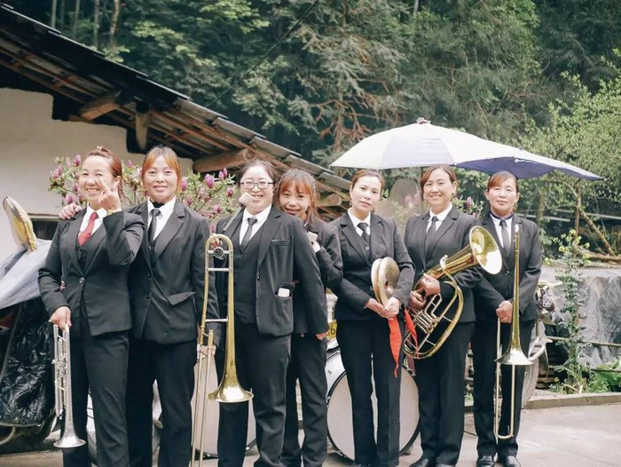 村里的乐手们，左一为我的姐姐林贵菊，左二为林冬，这些乐手们都算是我的长辈。