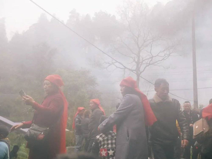 较为亲近的亲戚都要包孝布，高龄老人去世，亲人们包红色的孝布。