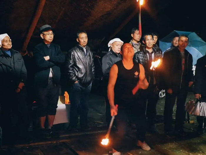 到了晚上九点左右，有人开始表演，甩刀玩火。