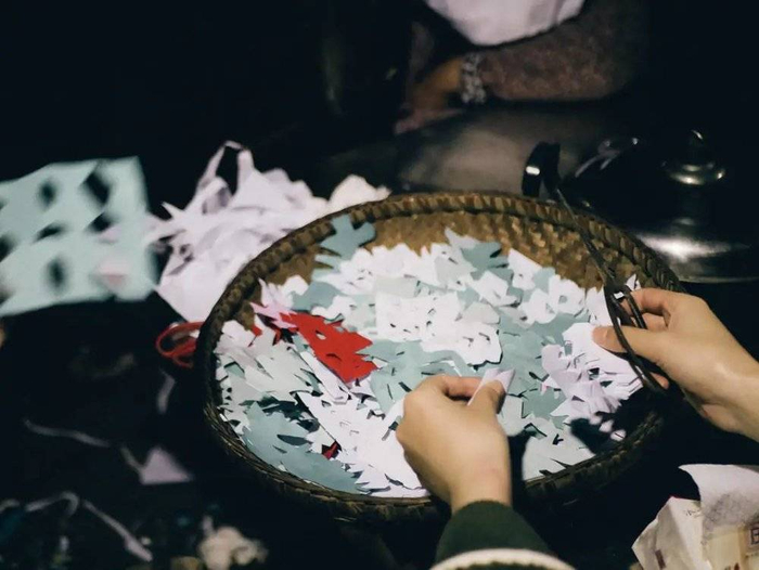 这是次日出殡需要用到的东西，两个剪裁的年轻人说他们也不知道这个叫什么。