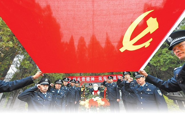 日前，郑州市公安局金水分局巡特警大队民辅警在任长霞陵园重温入党誓词。（刘书亭 摄）