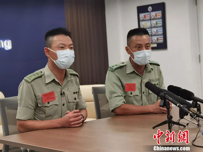 图左为香港警察学院操练及枪械训练总督察卢宜颂。记者 索有为 摄