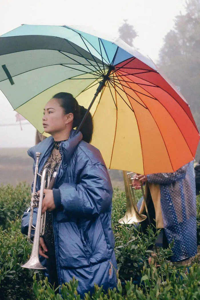 举着伞的乐手。