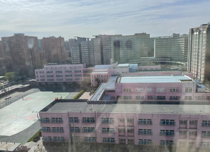 从蜂鸟家园楼上俯瞰中关村第三小学操场。摄影/陈嘉瑶