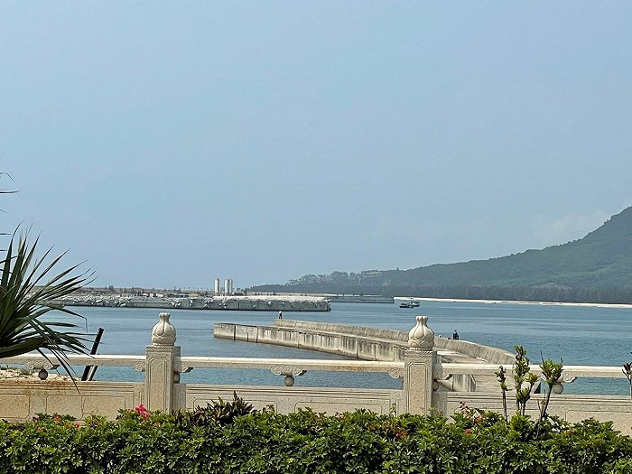 日岛和月岛连接处&nbsp; 图片来源：界面新闻