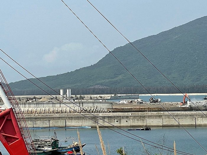 月岛正在拆除 图片来源：界面新闻