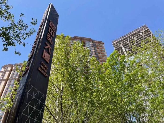 中弘大厦入口处的立柱&nbsp; &nbsp;李凯旋&nbsp; 摄