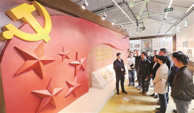 图为浙江省德清县钟管镇纪委书记在当地红色记忆馆内为村监察工作联络站站长上廉政“第一课”。赵丹 摄