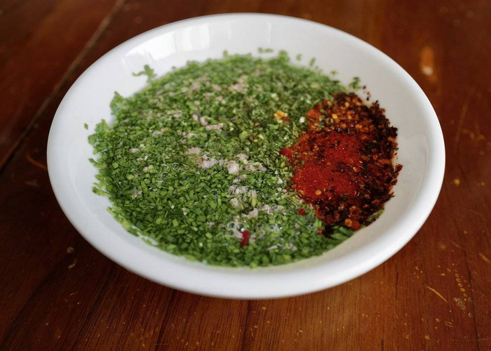 云南德宏芒市著名的傣味小吃撒撇。