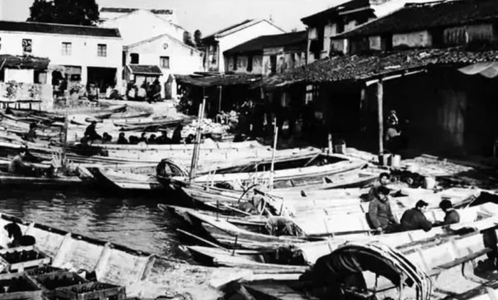 龙港曾是一座无人问津的小渔村，外界进入只能靠渡轮。（资料图）