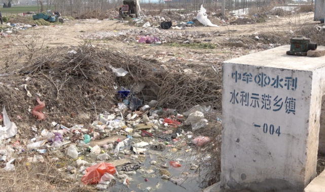 　　图2 引黄灌溉渠内堆满垃圾