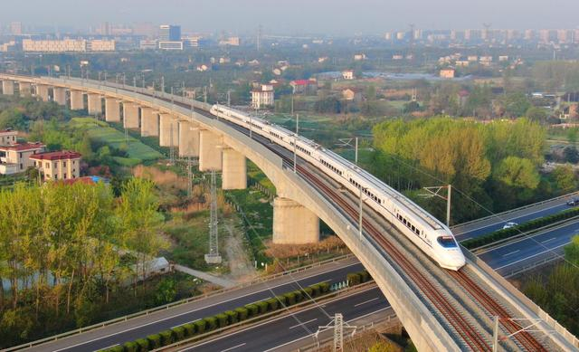 △4月10日，一列动车组列车驶出江苏省南通市南通动车所